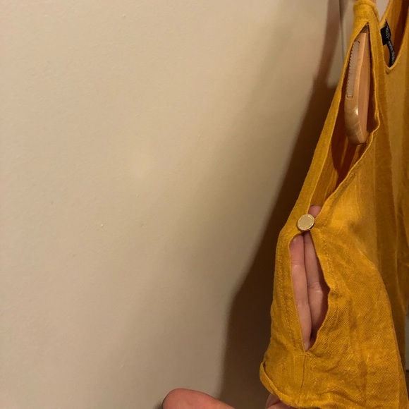 ⛔️SOLD⛔️ Jones NY 🌻 Cold Shoulder Cut-Out Top - Picture 6 of 11